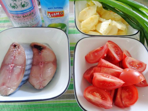 Cá ngừ kho thơm cà chua nước dứa