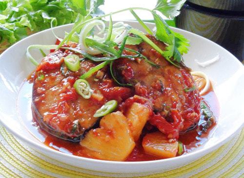 Cá ngừ kho thơm cà chua nước dứa