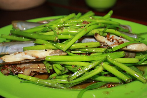 ốc móng tay xào rau muống